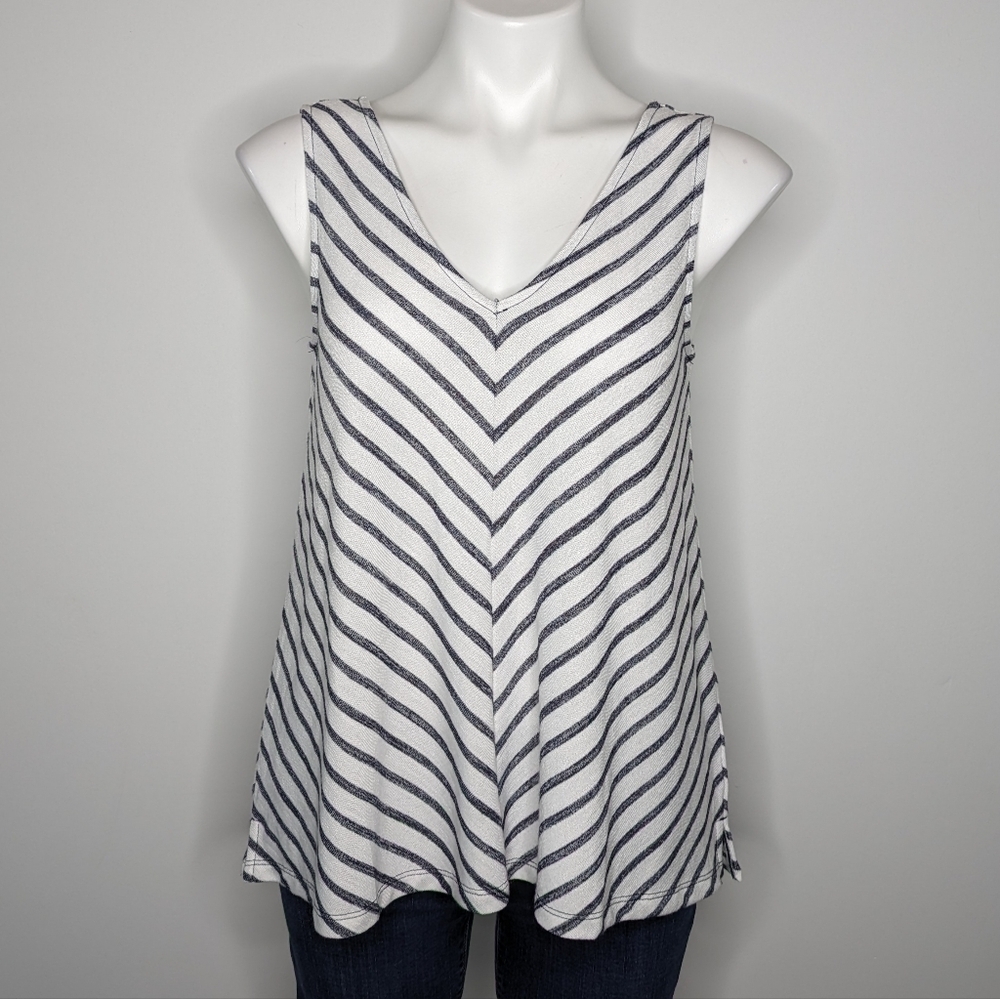 ✨3/$15  GAP white blue striped lightweight knit v neck tank XS